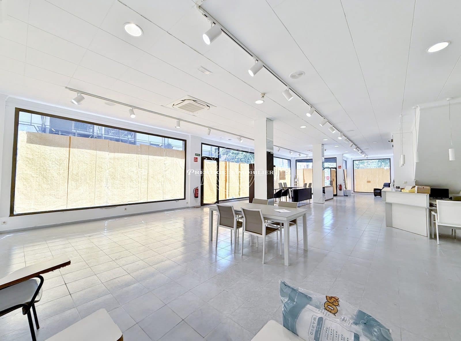 Kaupallinen myytävänä paikassa Roses - 485 000 € (Ref: 9263630)