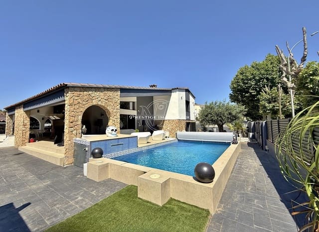 4 soveværelse Villa til salg i Empuriabrava, Castelló d'Empúries med swimmingpool - € 1.050.000 (Ref: 9263654)