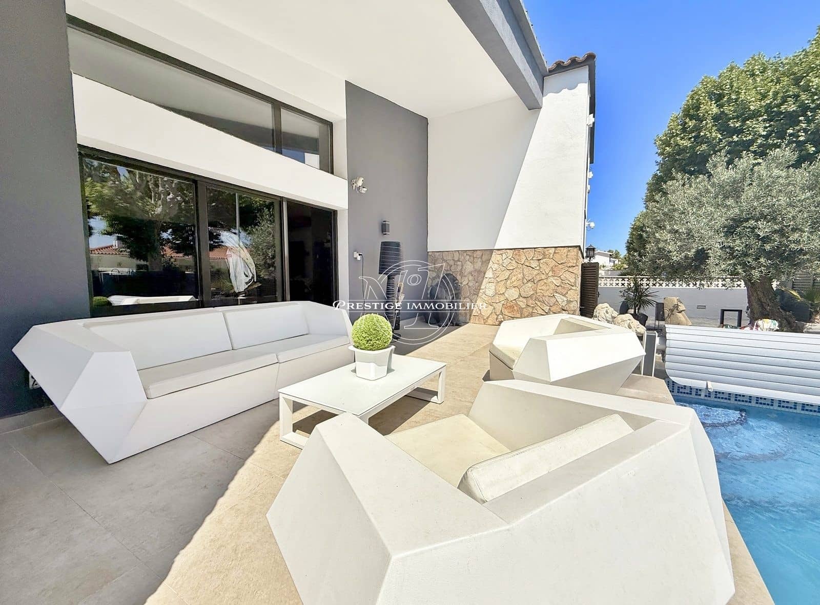 4 soveværelse Villa til salg i Empuriabrava med swimmingpool - € 1.050.000 (Ref: 9263654)