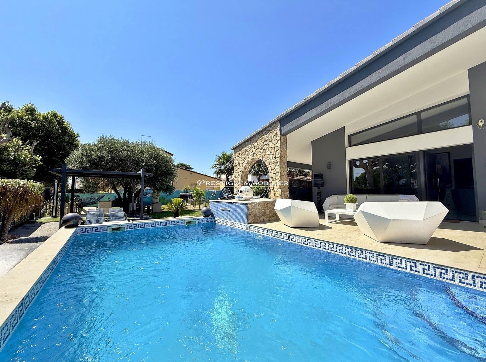 4 soveværelse Villa til salg i Empuriabrava med swimmingpool - € 1.050.000 (Ref: 9263654)