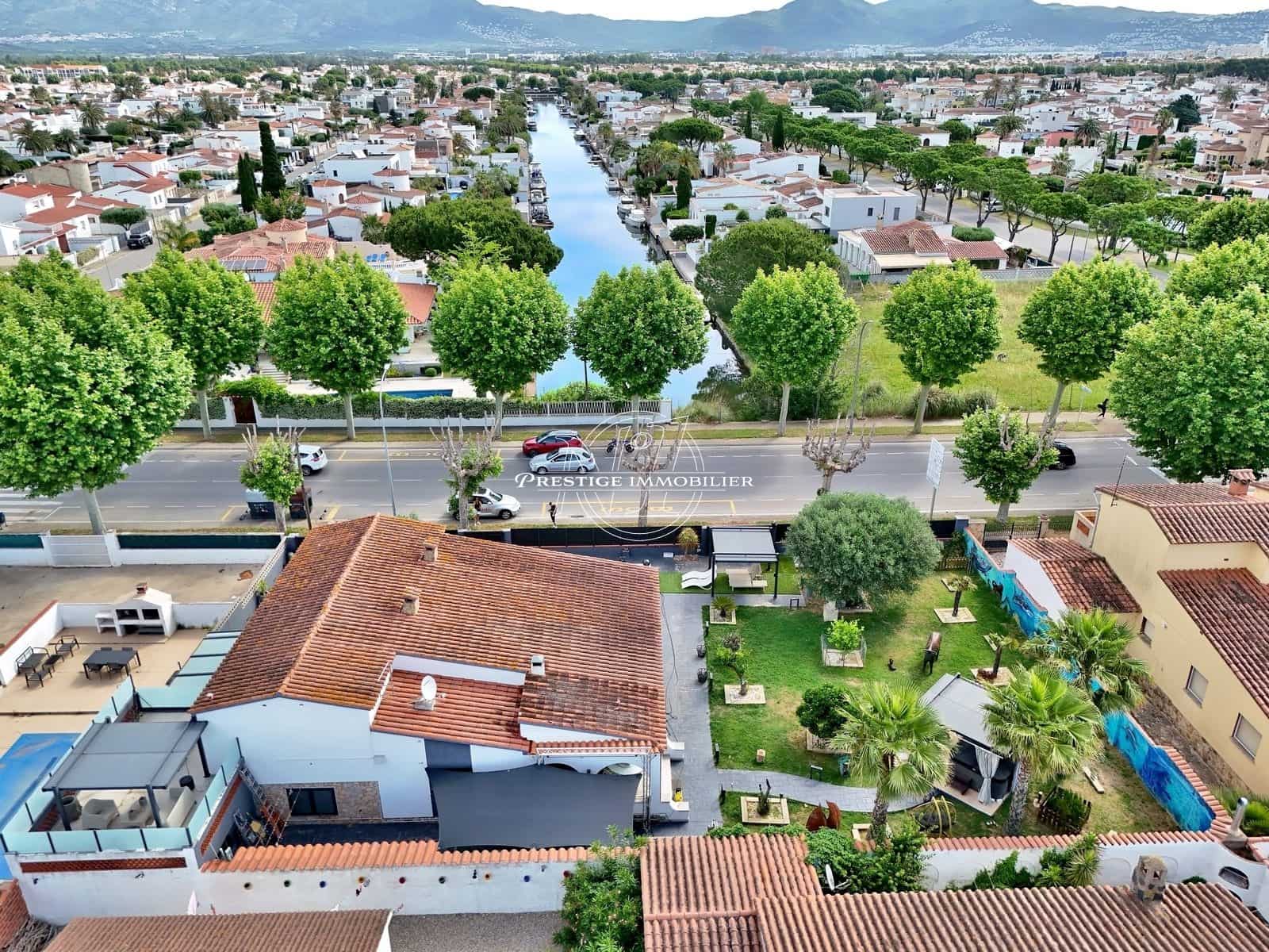 4 soveværelse Villa til salg i Empuriabrava med swimmingpool - € 1.050.000 (Ref: 9263654)