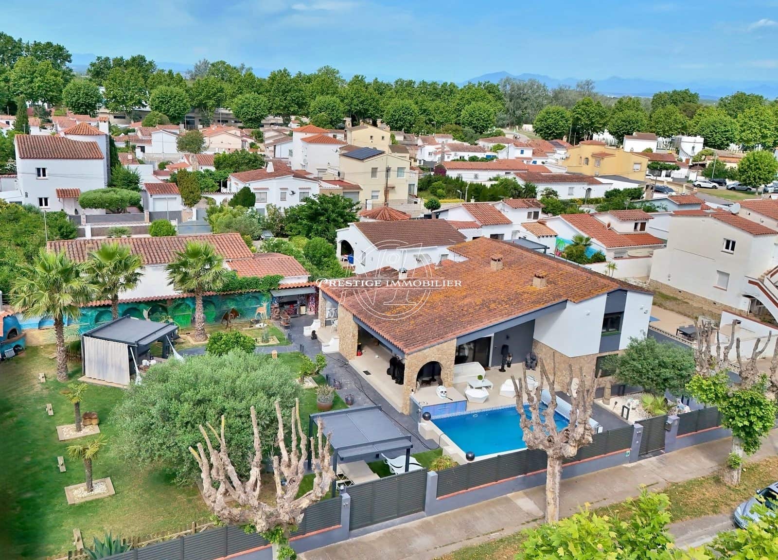 4 soveværelse Villa til salg i Empuriabrava med swimmingpool - € 1.050.000 (Ref: 9263654)