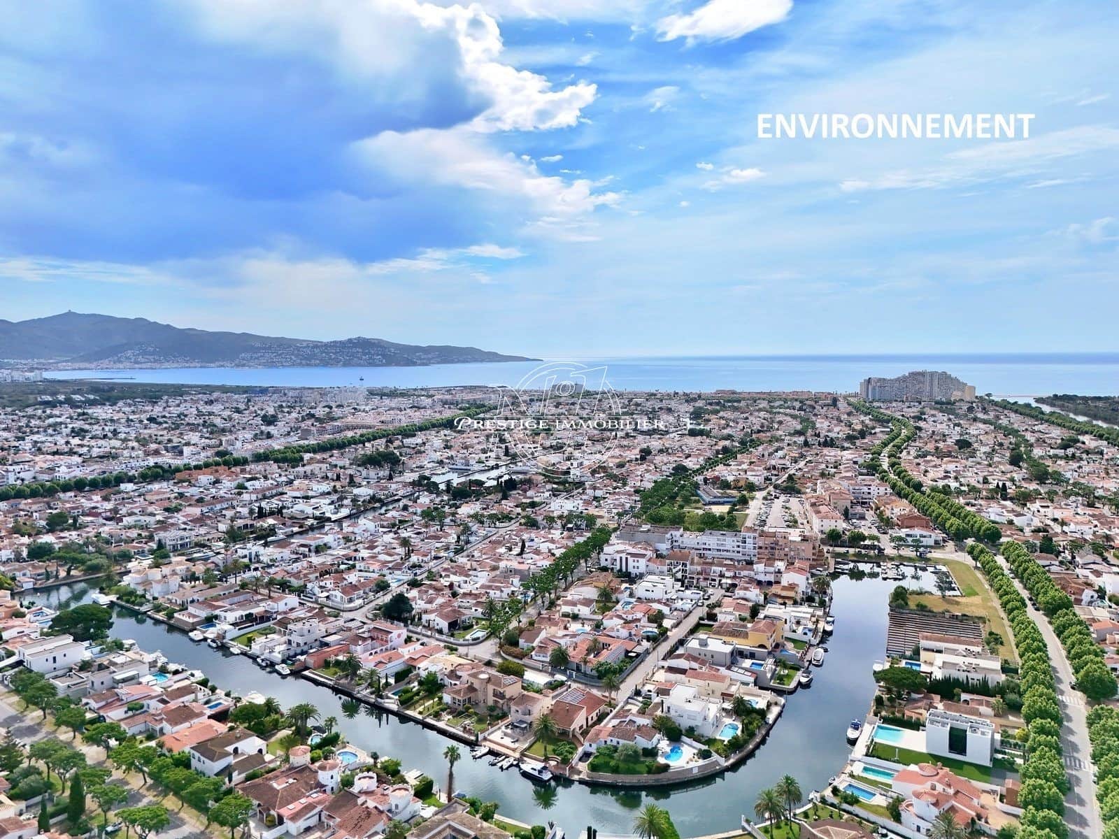 4 soveværelse Villa til salg i Empuriabrava med swimmingpool - € 1.050.000 (Ref: 9263654)