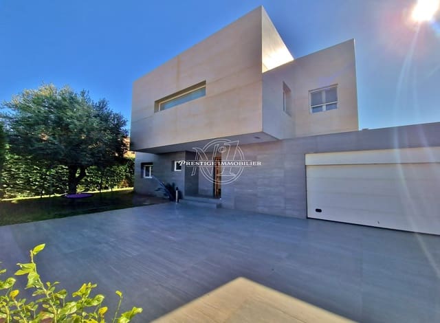 5 soveværelse Villa til salg i Empuriabrava, Castelló d'Empúries med swimmingpool - € 1.040.000 (Ref: 9263655)