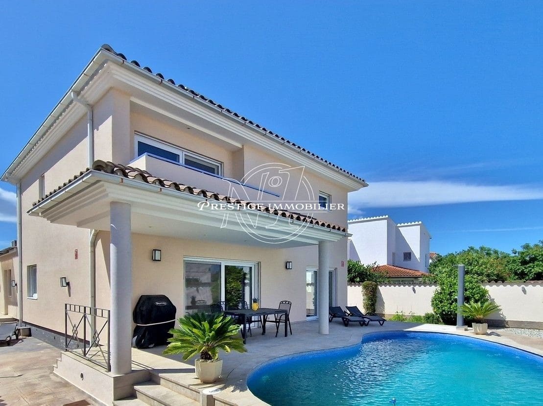 3 soveværelse Villa til salg i Empuriabrava med swimmingpool - € 1.180.000 (Ref: 9263657)