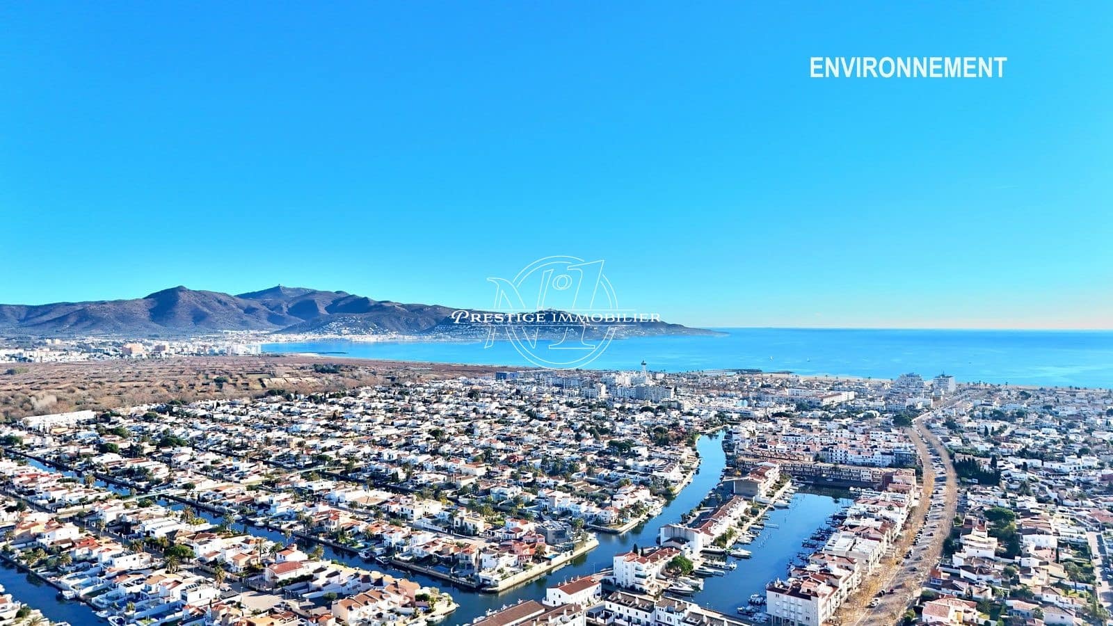 4 soveværelse Villa til salg i Empuriabrava med swimmingpool - € 339.000 (Ref: 9263668)