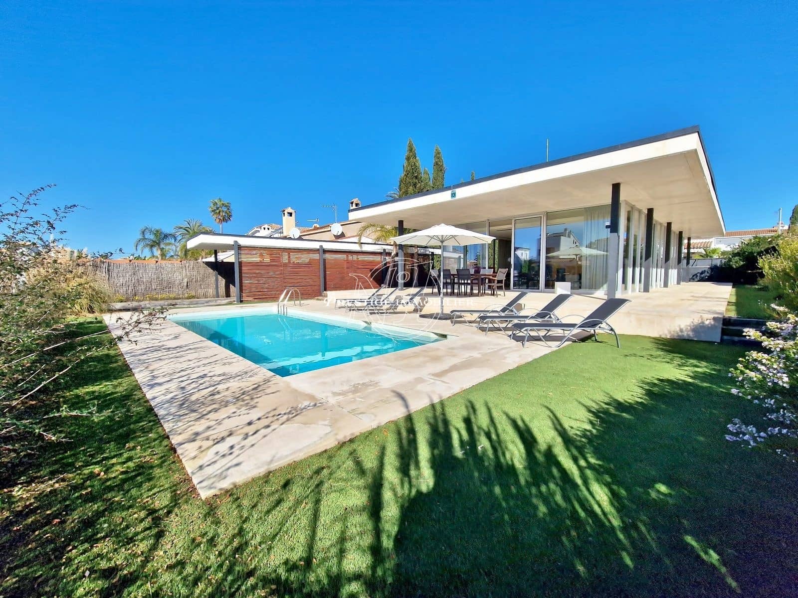 3 soveværelse Villa til salg i Empuriabrava med swimmingpool - € 1.595.000 (Ref: 9263688)