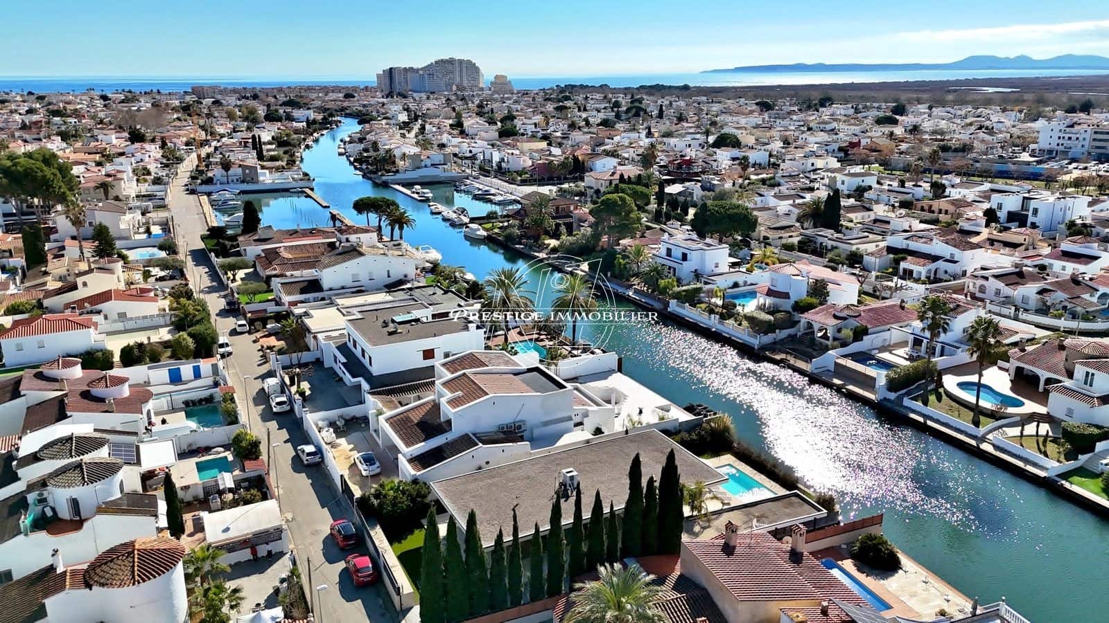 3 soveværelse Villa til salg i Empuriabrava med swimmingpool - € 1.595.000 (Ref: 9263688)