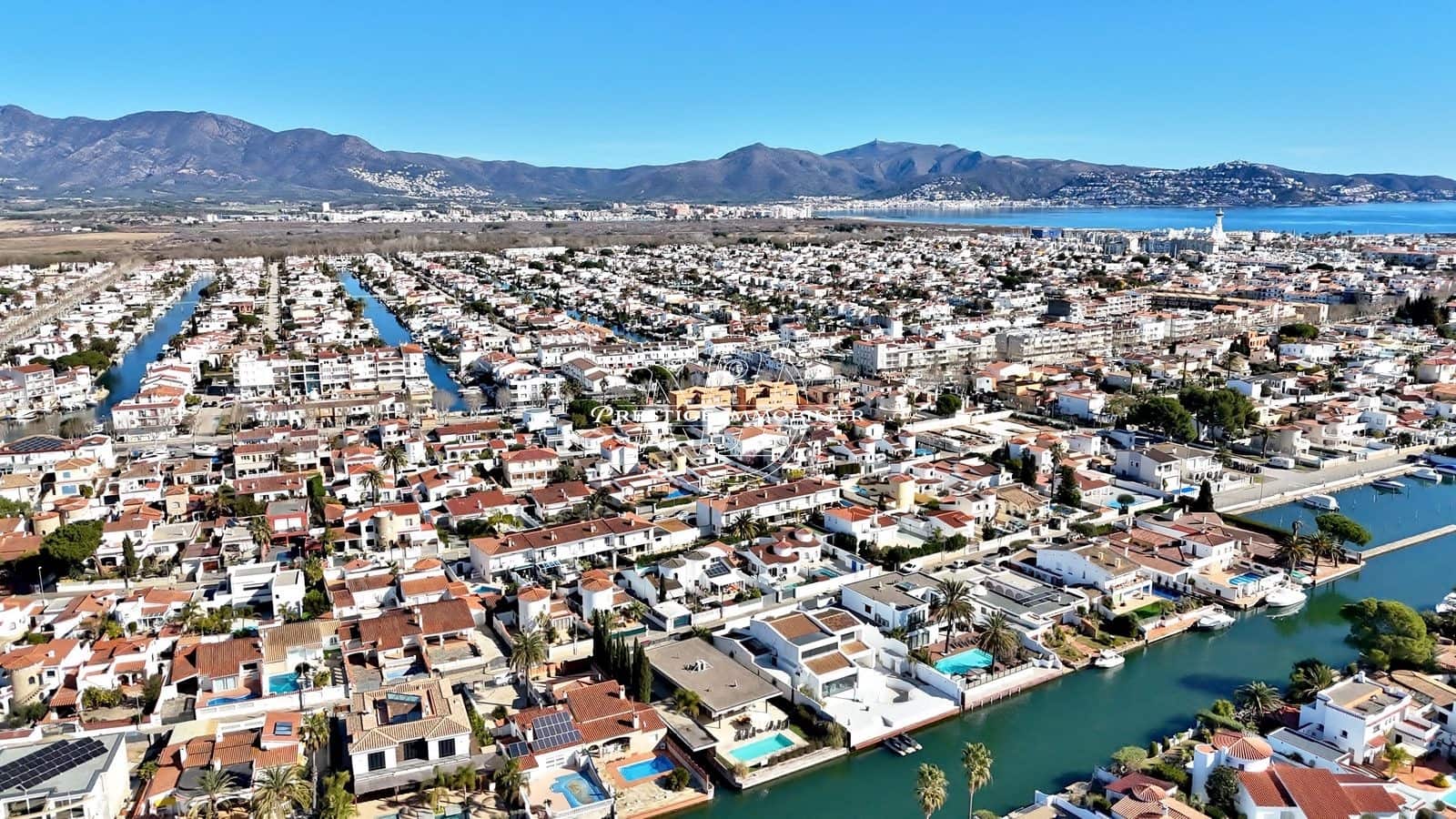 3 soveværelse Villa til salg i Empuriabrava med swimmingpool - € 1.595.000 (Ref: 9263688)