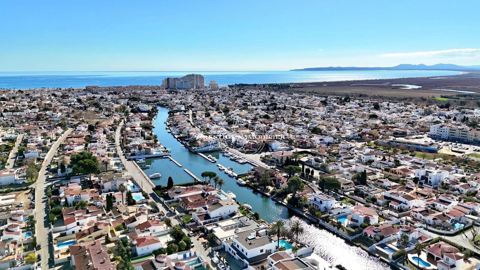 3 soveværelse Villa til salg i Empuriabrava med swimmingpool - € 1.595.000 (Ref: 9263688)