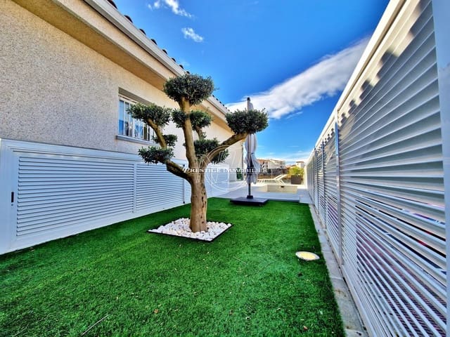 5 slaapkamer Villa te koop in Empuriabrava, Castelló d'Empúries met zwembad - € 699.000 (Ref: 9263717)