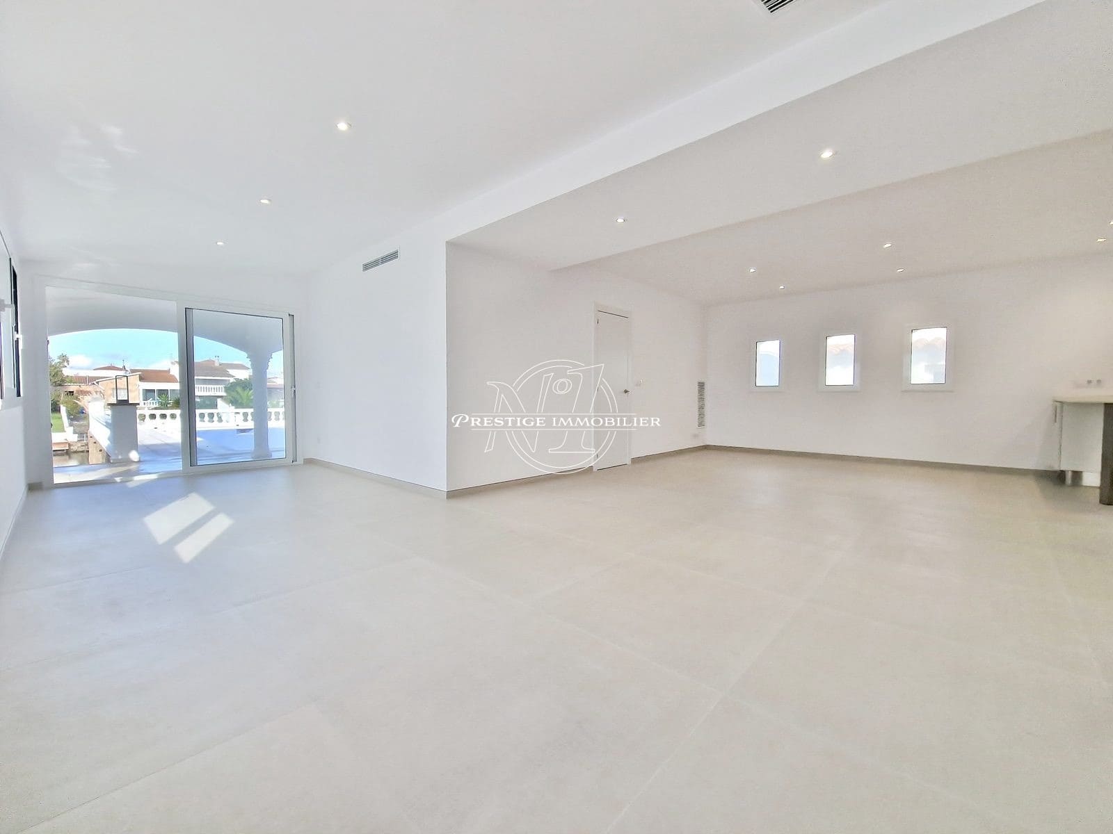 3 soveværelse Villa til salg i Empuriabrava med swimmingpool - € 995.000 (Ref: 9263718)