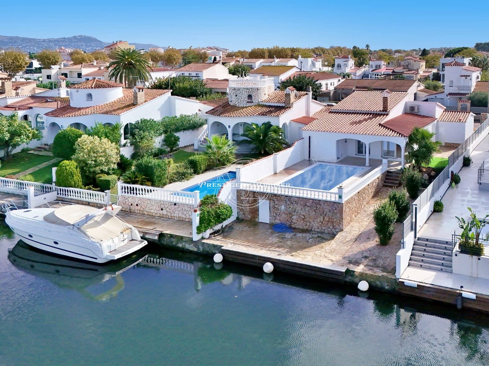 3 soveværelse Villa til salg i Empuriabrava med swimmingpool - € 995.000 (Ref: 9263718)