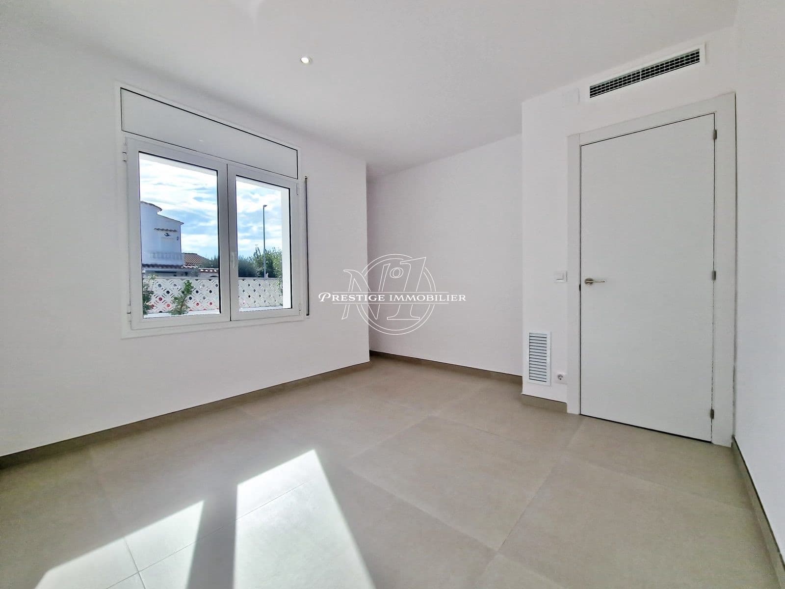 3 soveværelse Villa til salg i Empuriabrava med swimmingpool - € 995.000 (Ref: 9263718)