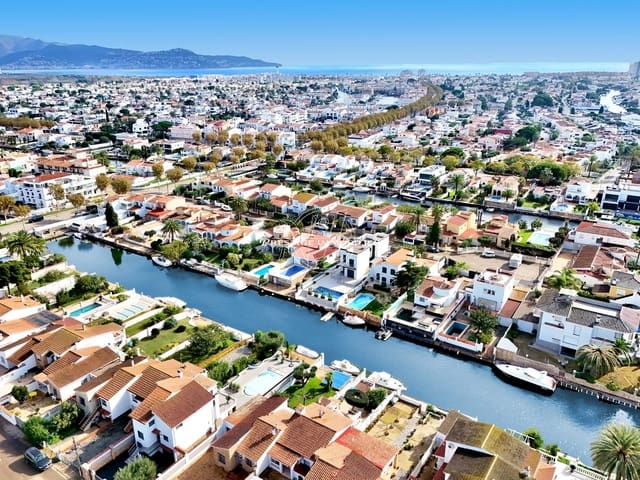 3 soveværelse Villa til salg i Empuriabrava, Castelló d'Empúries med swimmingpool - € 1.039.000 (Ref: 9263718)