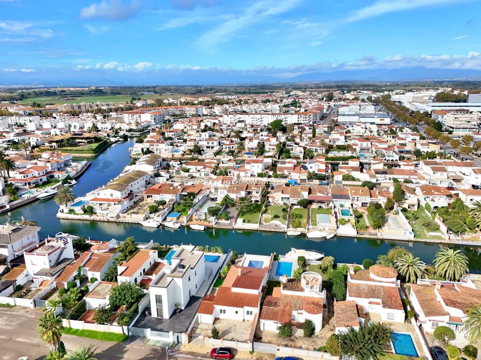 3 soveværelse Villa til salg i Empuriabrava med swimmingpool - € 995.000 (Ref: 9263718)