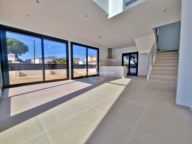 4 soveværelse Villa til salg i Empuriabrava, Castelló d'Empúries med swimmingpool - € 739.000 (Ref: 9263720)