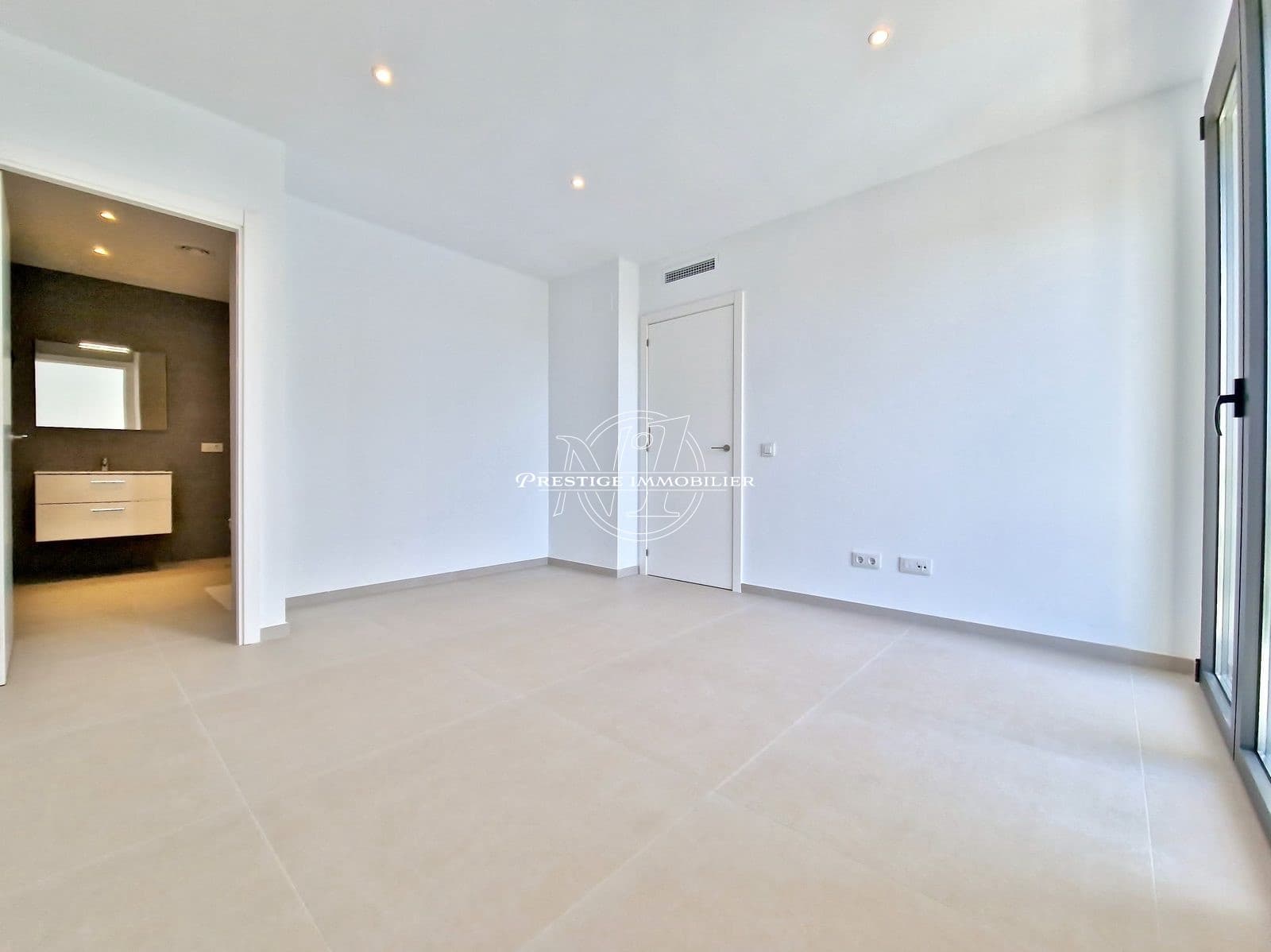 3 soveværelse Villa til salg i Empuriabrava med swimmingpool - € 649.000 (Ref: 9263721)