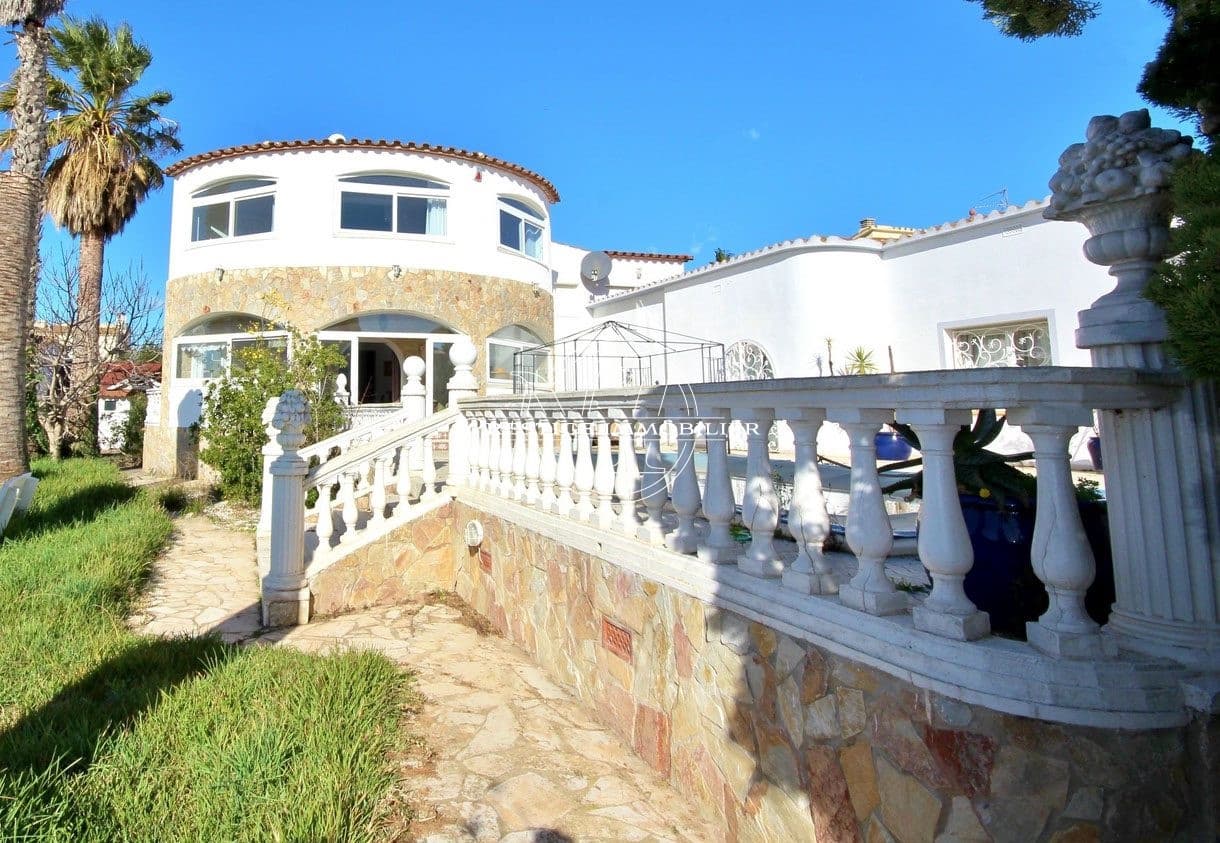 4 slaapkamer Villa te koop in Empuriabrava met zwembad - € 1.200.000 (Ref: 9263726)