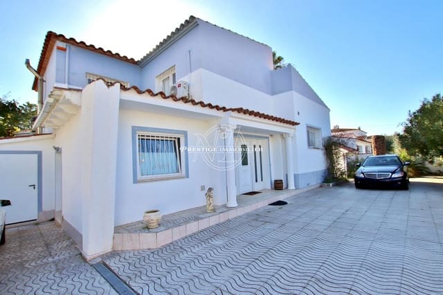 4 soveværelse Villa til salg i Empuriabrava, Castelló d'Empúries med swimmingpool - € 1.200.000 (Ref: 9263726)