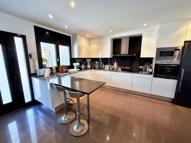 3 soveværelse Villa til salg i Empuriabrava, Castelló d'Empúries med swimmingpool - € 820.000 (Ref: 9263727)