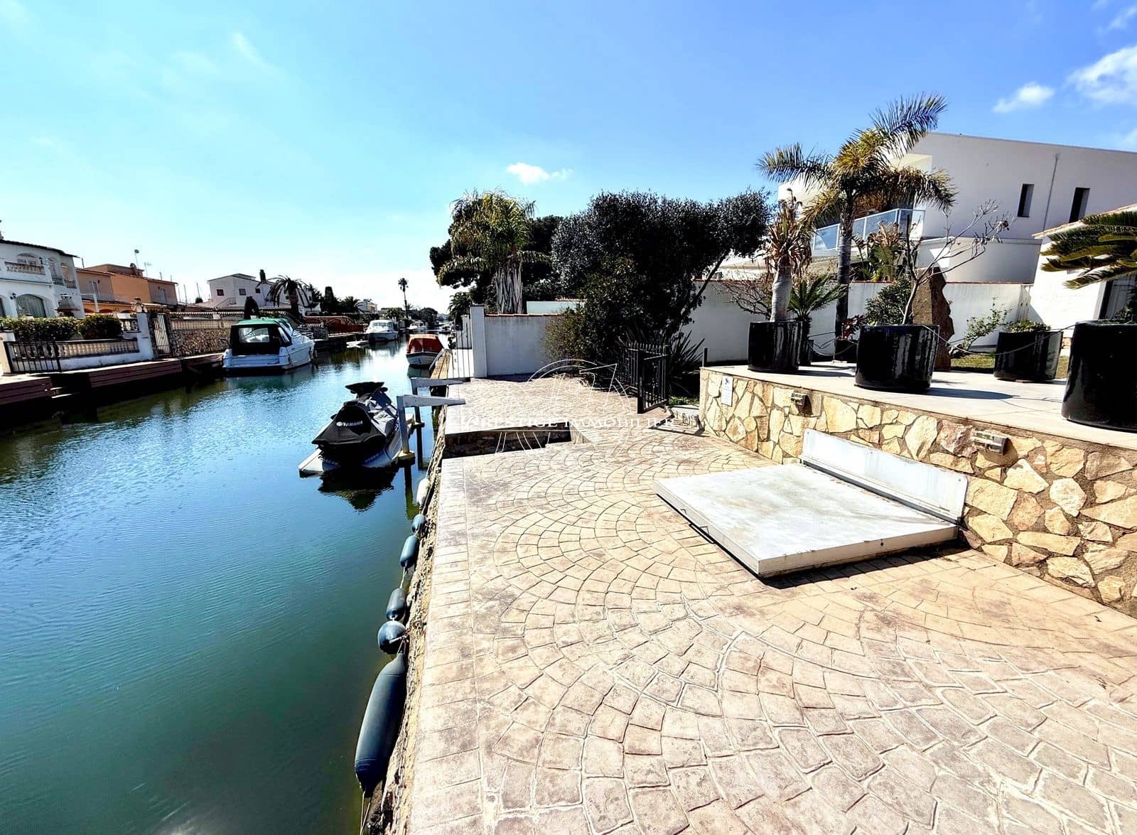 3 soveværelse Villa til salg i Empuriabrava med swimmingpool - € 820.000 (Ref: 9263727)