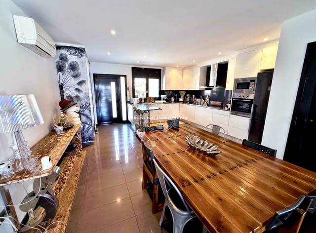 3 soveværelse Villa til salg i Empuriabrava, Castelló d'Empúries med swimmingpool - € 820.000 (Ref: 9263727)