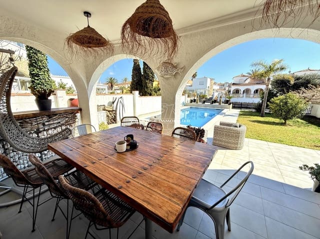 3 soveværelse Villa til salg i Empuriabrava, Castelló d'Empúries med swimmingpool - € 820.000 (Ref: 9263727)