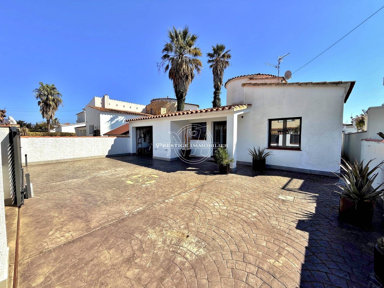 3 soveværelse Villa til salg i Empuriabrava med swimmingpool - € 820.000 (Ref: 9263727)