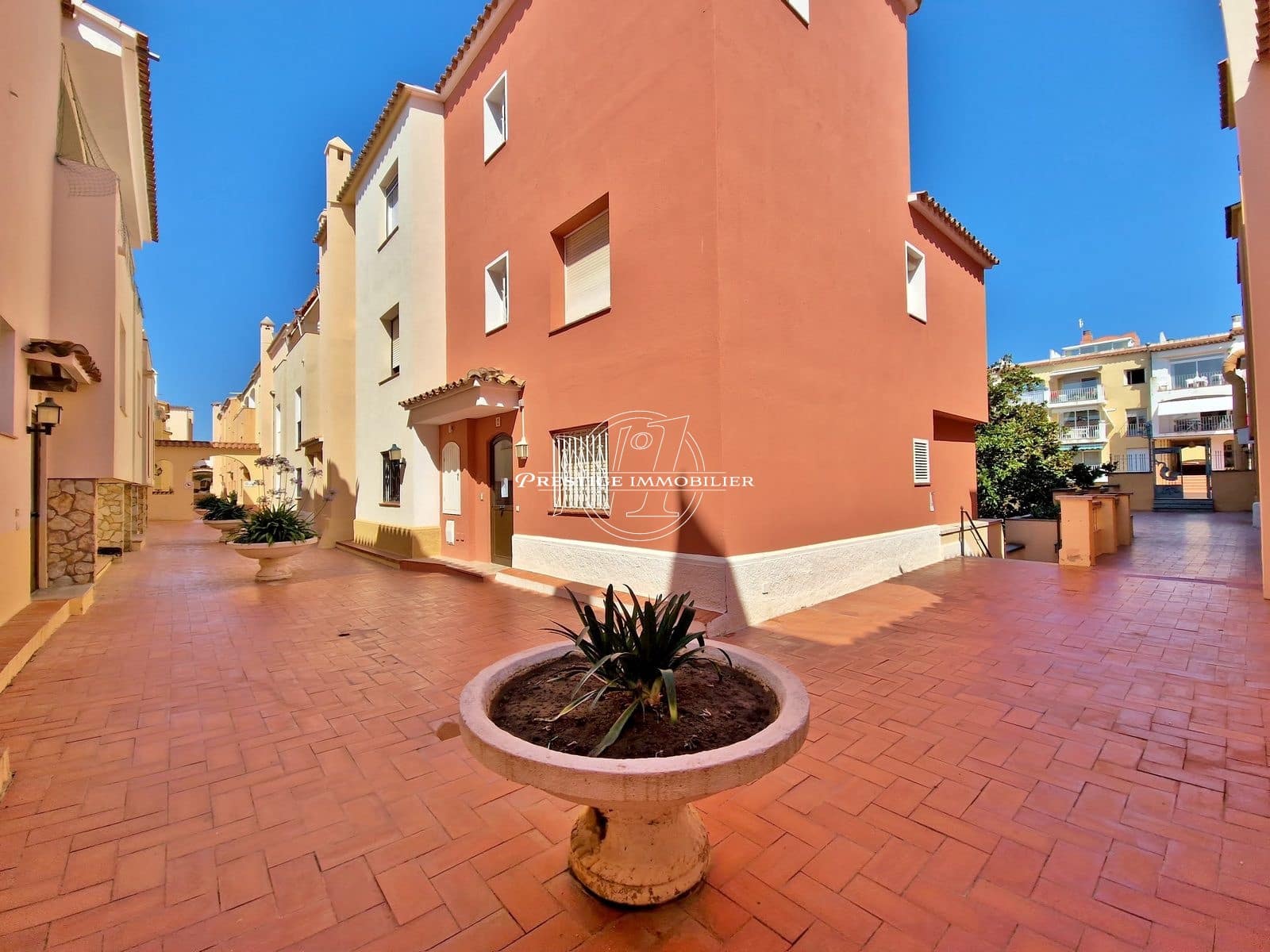 3 makuuhuone Omakotitalo myytävänä paikassa Empuriabrava - 399 000 € (Ref: 9265388)