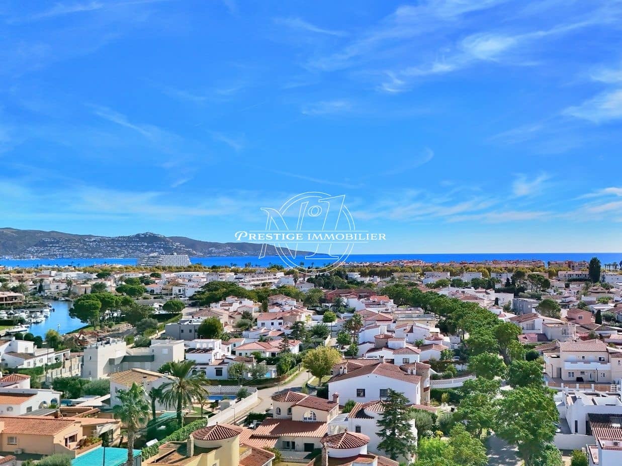 4 soveværelse Villa til salg i Empuriabrava med swimmingpool - € 615.000 (Ref: 9299019)