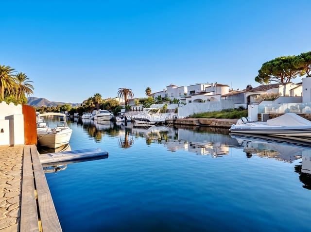 4 chambre Villa/Maison à vendre à Empuriabrava, Castelló d'Empúries avec piscine - 1 890 000 € (Ref: 9326432)