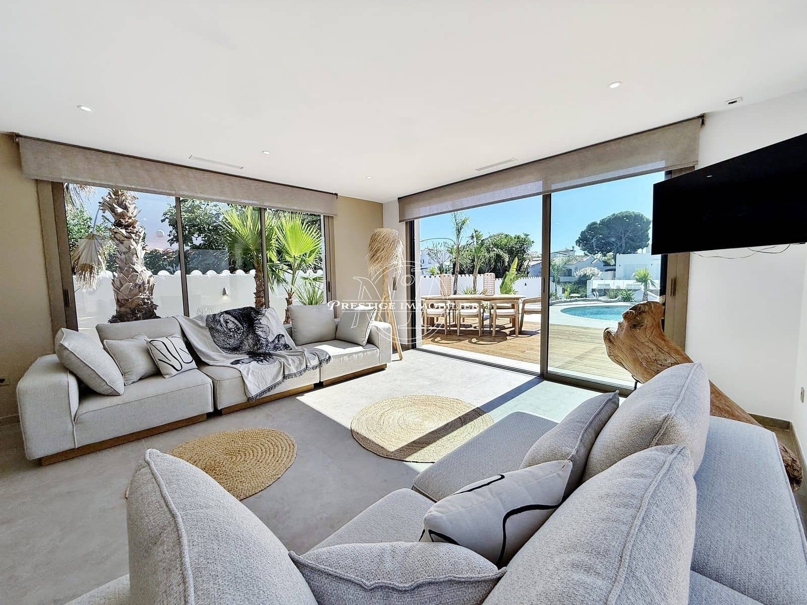 4 bedroom Villa for sale in Empuriabrava with pool garage - € 1,890,000 (Ref: 9326432)