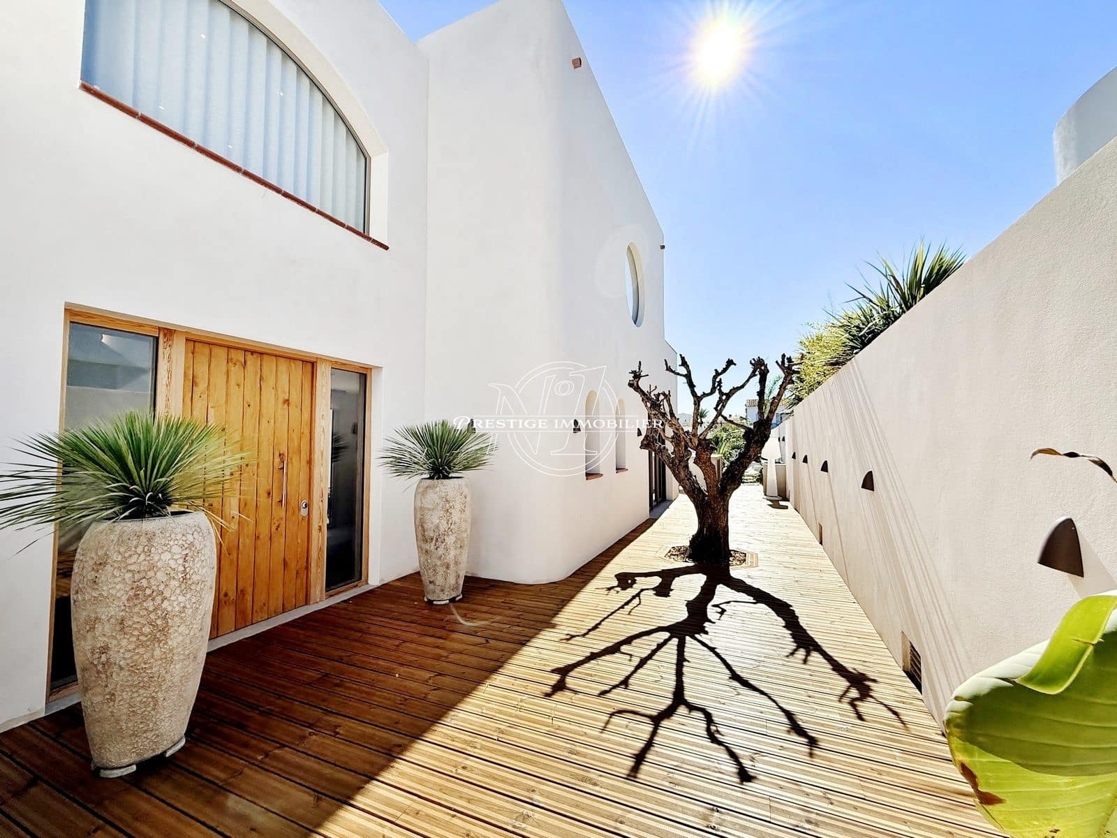 4 bedroom Villa for sale in Empuriabrava with pool garage - € 1,890,000 (Ref: 9326432)