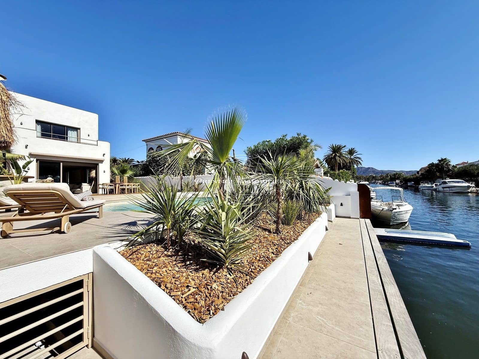 4 bedroom Villa for sale in Empuriabrava with pool garage - € 1,890,000 (Ref: 9326432)