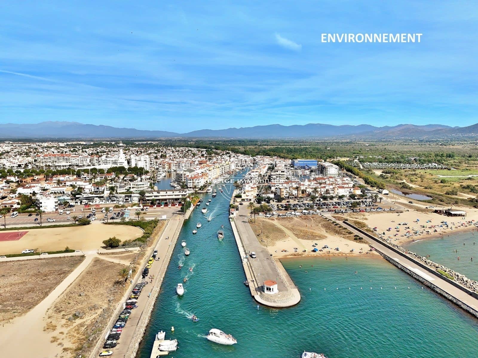 4 bedroom Villa for sale in Empuriabrava with pool garage - € 1,890,000 (Ref: 9326432)