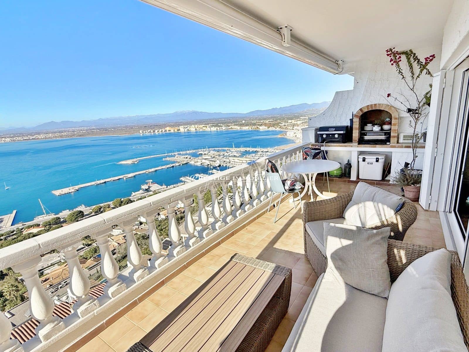 2 bedroom Apartment for sale in Roses with pool - € 499,000 (Ref: 9402560)