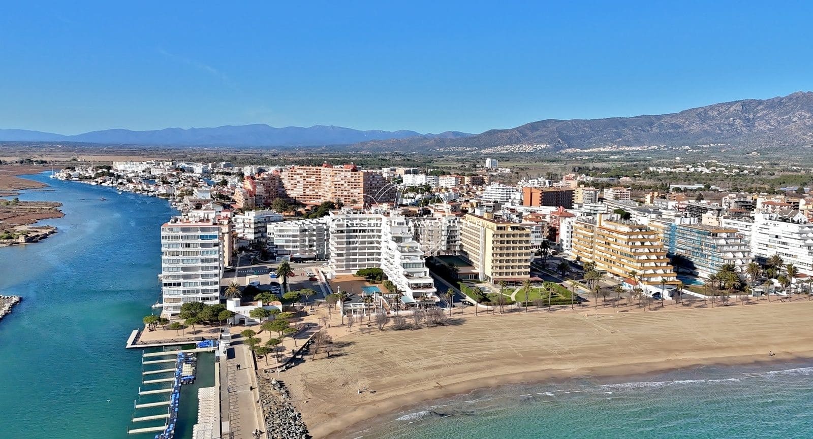 1 bedroom Apartment for sale in Roses with pool - € 227,000 (Ref: 9433271)