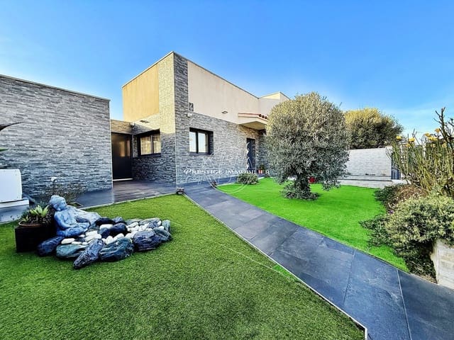 3 soverom Villa til salgs i Empuriabrava, Castelló d'Empúries med svømmebasseng - € 530 000 (Ref: 9524113)