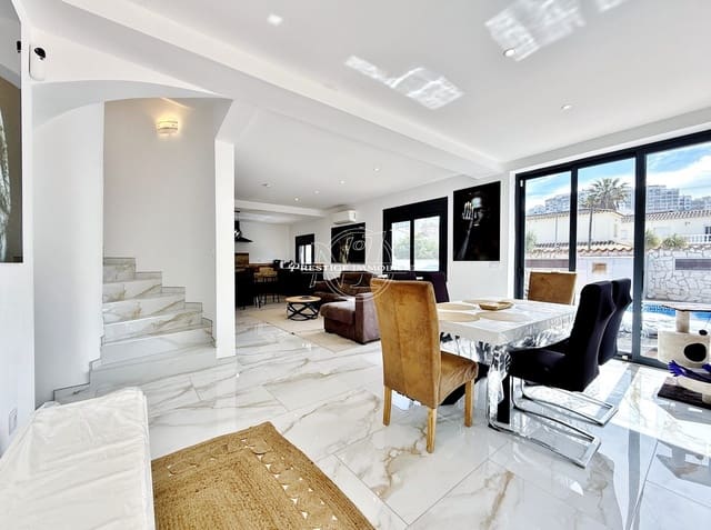 4 makuuhuone Huvila myytävänä paikassa Empuriabrava, Castelló d'Empúries mukana uima-altaan - 595 000 € (Ref: 9832865)