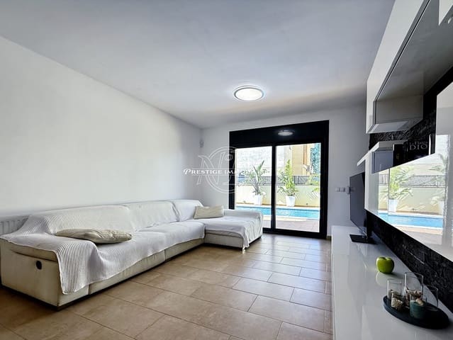 4 bedroom Villa for sale in Empuriabrava, Castelló d'Empúries with pool - € 489,000 (Ref: 9902451)