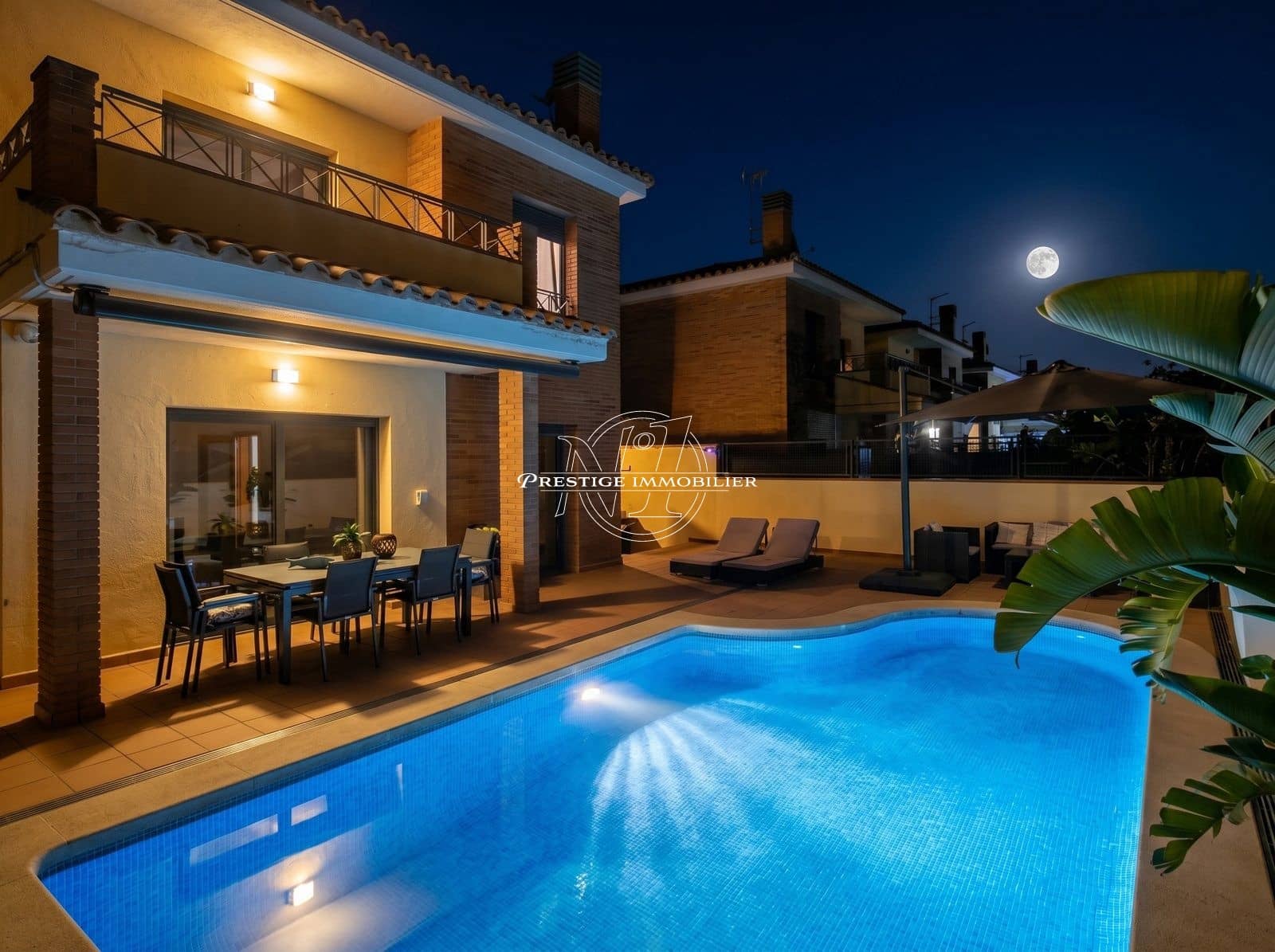 4 bedroom Villa for sale in Empuriabrava with pool - € 489,000 (Ref: 9902451)