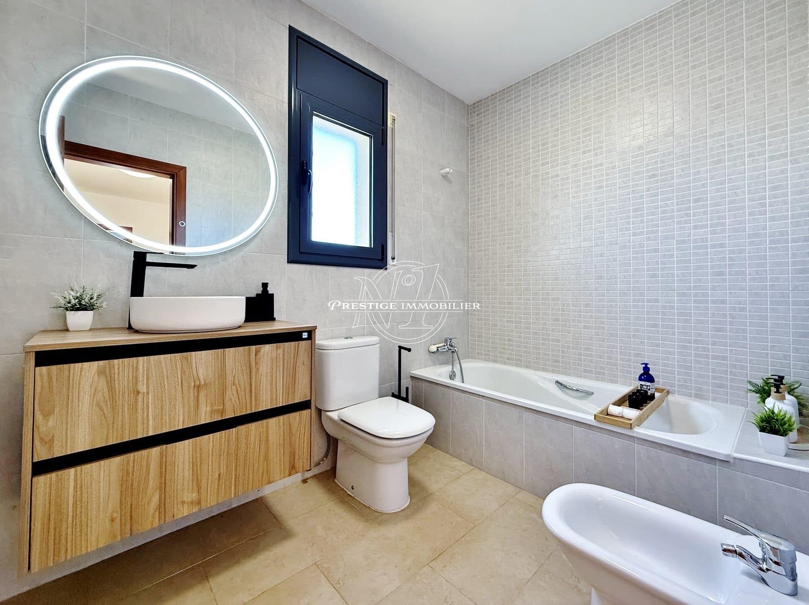 4 bedroom Villa for sale in Empuriabrava with pool - € 489,000 (Ref: 9902451)