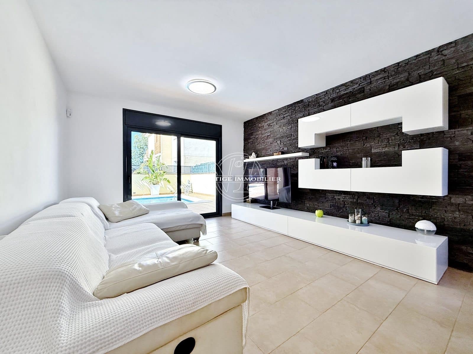 4 bedroom Villa for sale in Empuriabrava with pool - € 489,000 (Ref: 9902451)