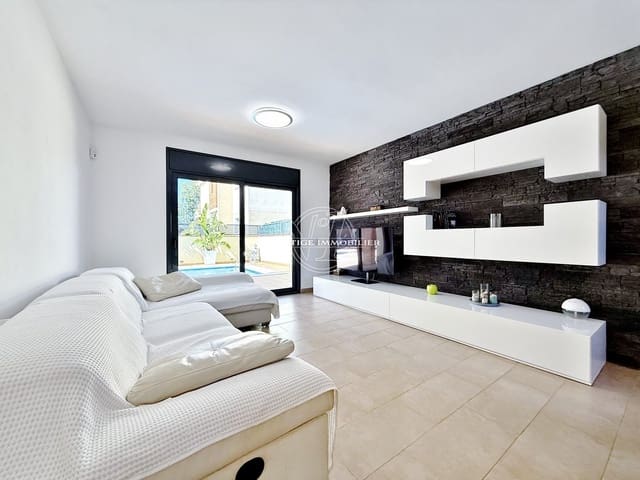 4 bedroom Villa for sale in Empuriabrava, Castelló d'Empúries with pool - € 489,000 (Ref: 9902451)