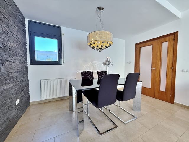 4 bedroom Villa for sale in Empuriabrava, Castelló d'Empúries with pool - € 489,000 (Ref: 9902451)