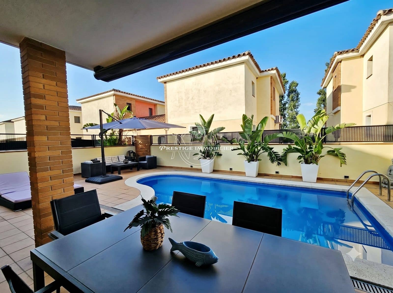 4 bedroom Villa for sale in Empuriabrava with pool - € 489,000 (Ref: 9902451)