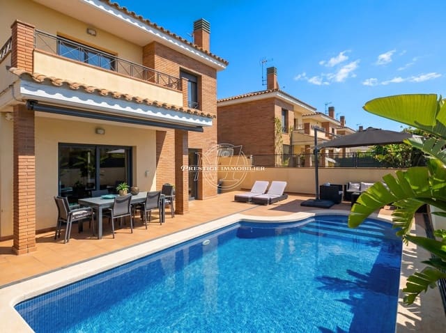 4 bedroom Villa for sale in Empuriabrava, Castelló d'Empúries with pool - € 489,000 (Ref: 9902451)