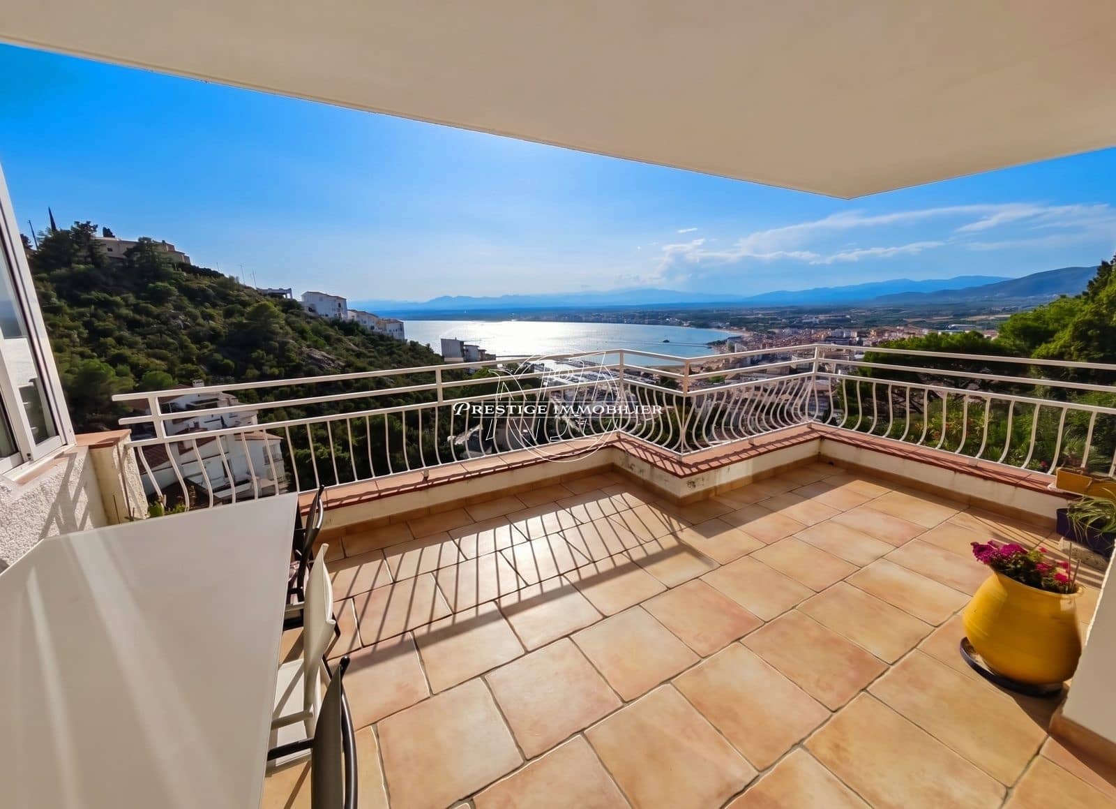2 bedroom Apartment for sale in Roses - € 319,000 (Ref: 9916365)