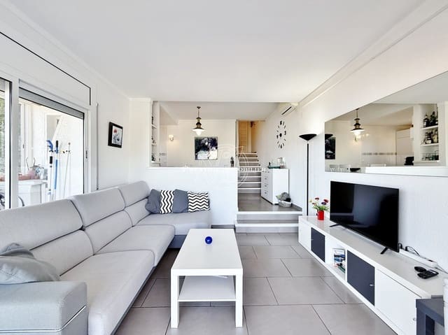 2 bedroom Apartment for sale in Roses - € 319,000 (Ref: 9916365)